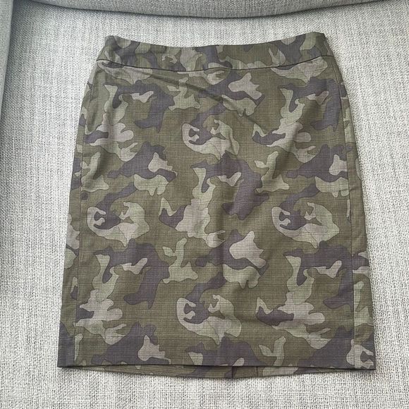 Banana Republic Dresses & Skirts - Banana Republic Camouflage Pencil Skirt